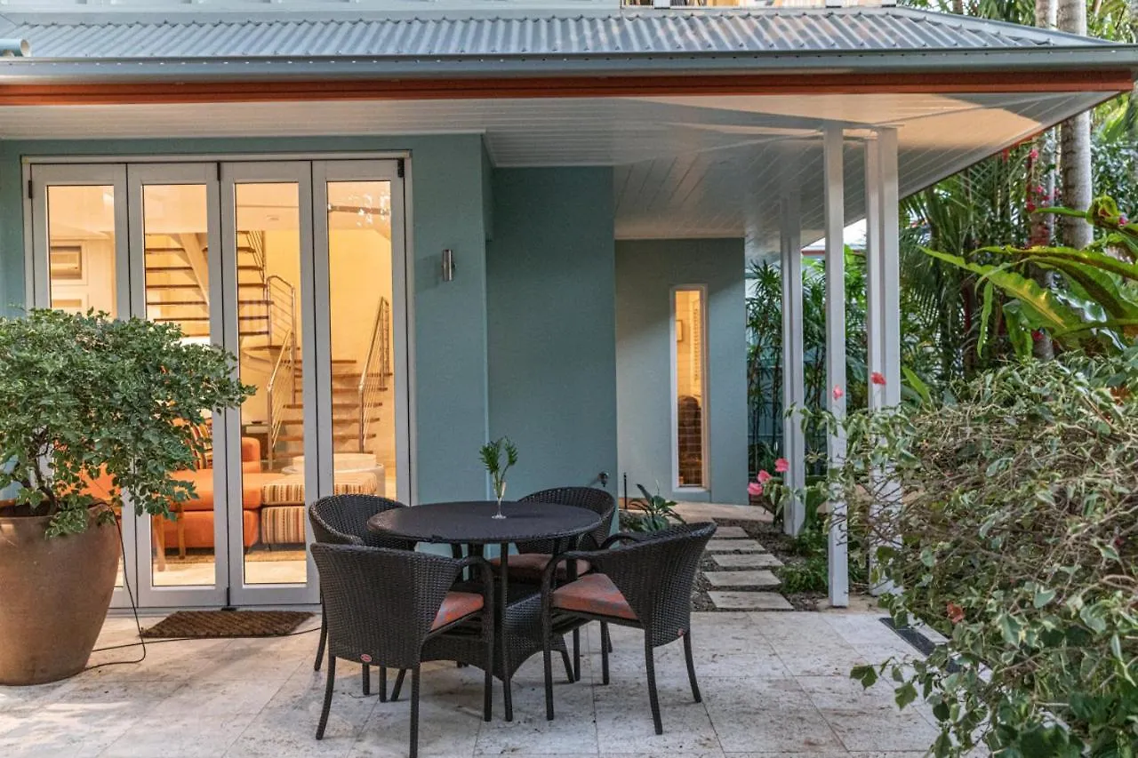 Villa Courtyard On Murphy Port Douglas