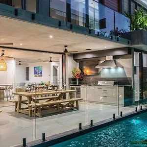 Villa Azure - Luxurious & Modern, Port Douglas